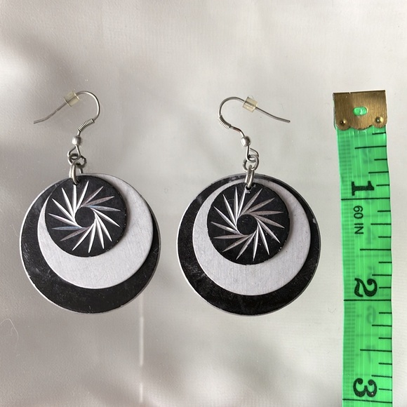 ๐ Black and Silver Spiral Earrings - Picture 5 of 5